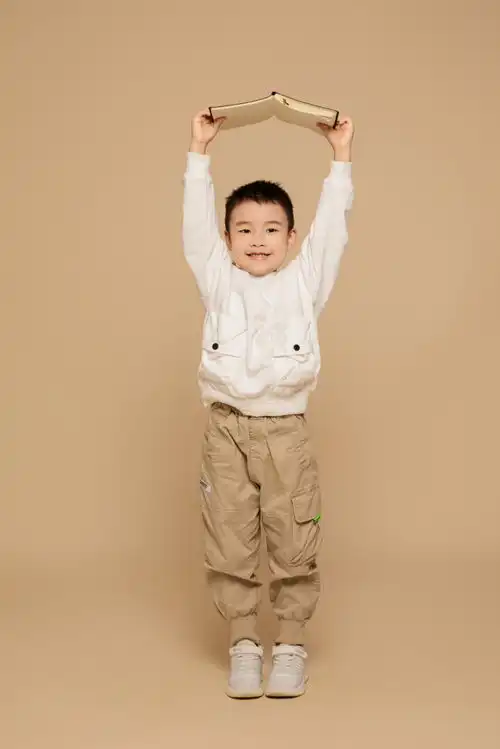 书本小男孩秋季儿童人物摄影图摄影
