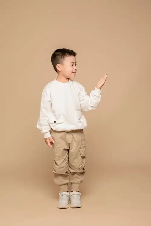 小男孩秋季儿童人物摄影图摄影
