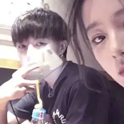 个性拿手机情侣一对情头
