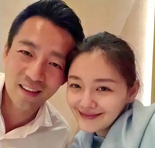 汪小菲又做糊涂事醉酒后与妙龄女子近距离对话,此人并非张颖颖
