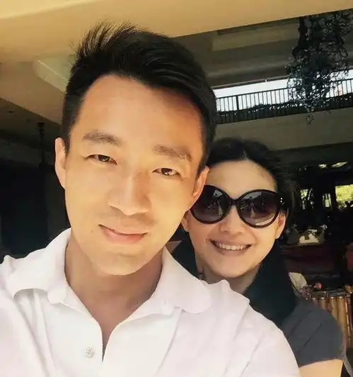 汪小菲和女子同回住处恋情曝光,女子疑为出轨对象,大s大方回应
