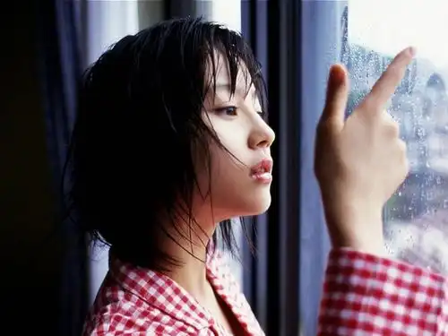 美女欣赏草莓系甜美少女居家私房写真

